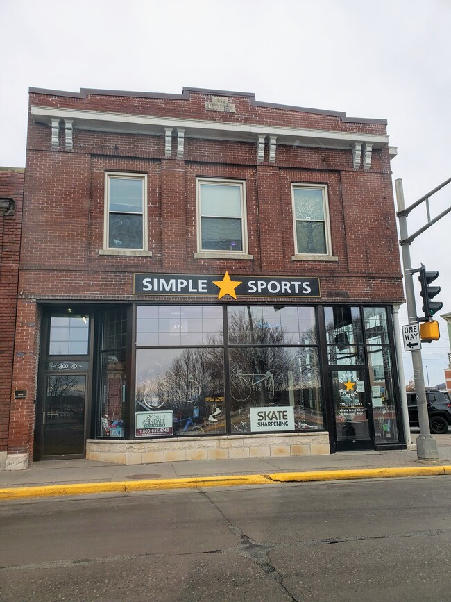 Building Photo - 400 Main St E