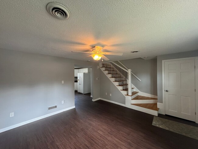 Building Photo - Refreshed 2 Bed 1.5 Bath Townhouse | Pet O...