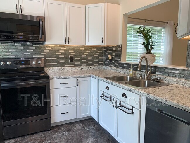 Building Photo - 560 Grand Woods Dr