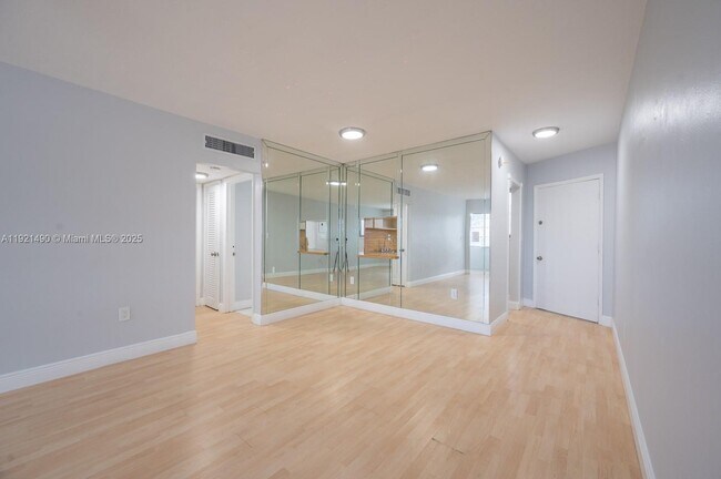 Foto del edificio - 1651 NE Miami Gardens Dr