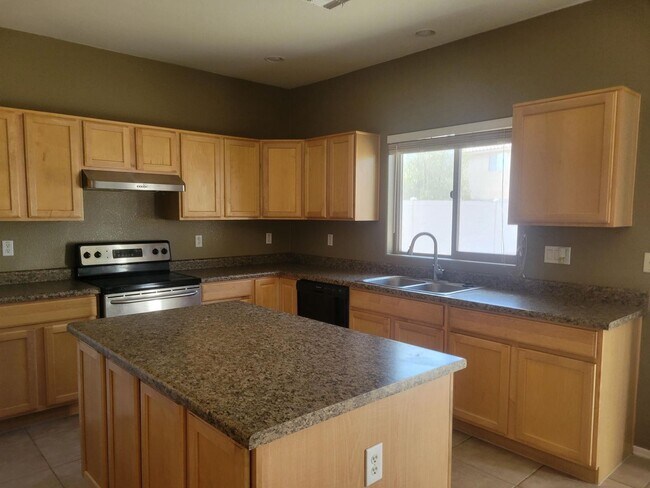 Building Photo - Beautiful 4 bed home with Den and Loft