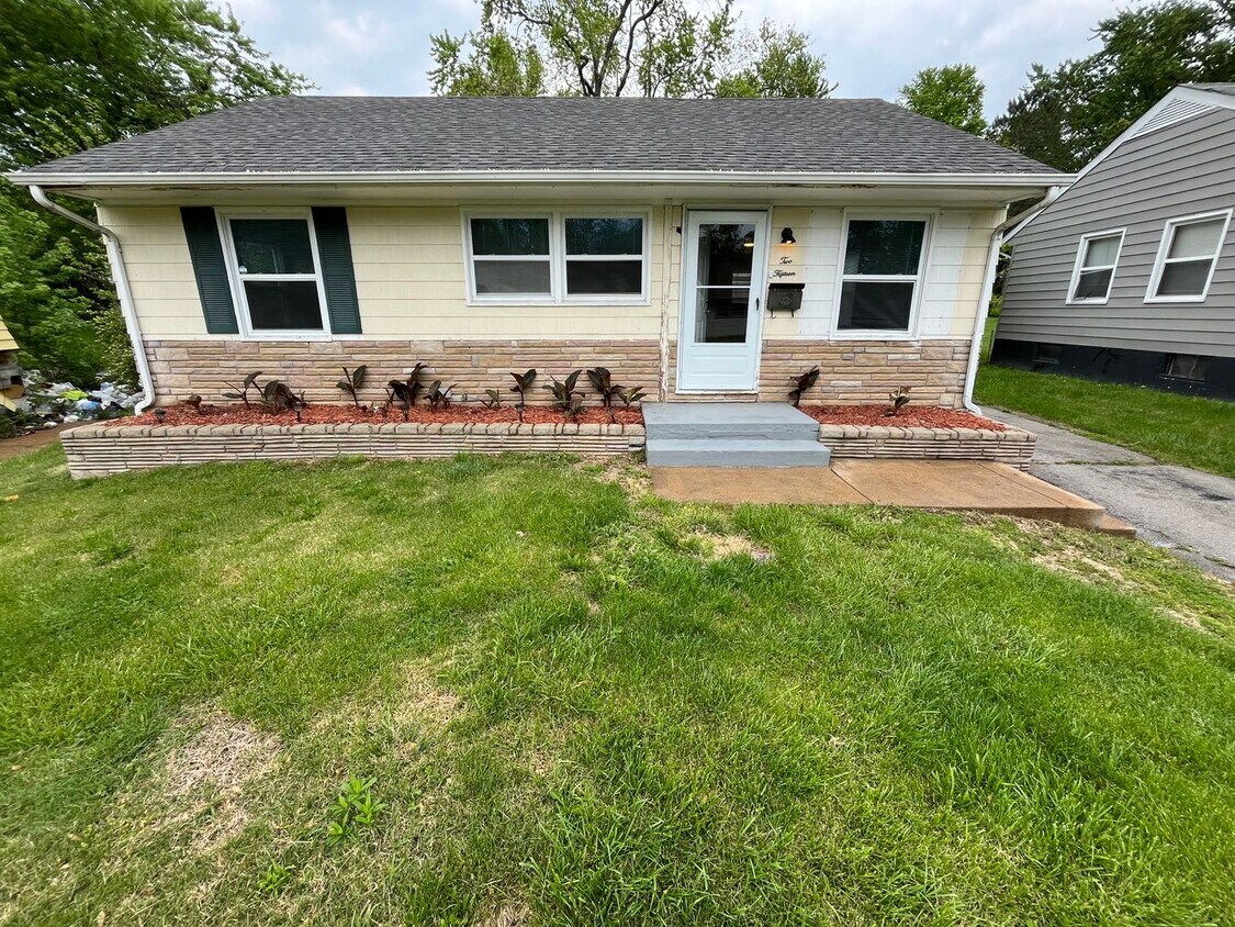 Foto principal - Spacious Four Bedroom Coming Available Soon!
