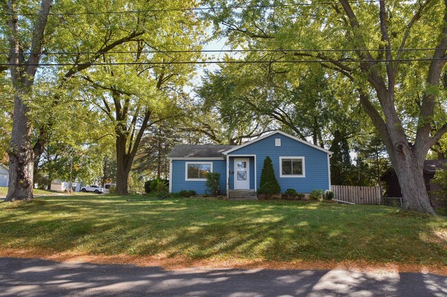 Building Photo - Charming 3-Bedroom Home For Lease As Early...