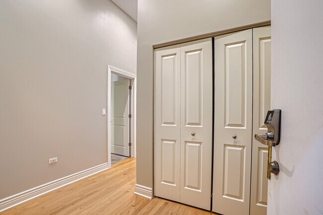 Building Photo - 2409 W Catalpa Ave