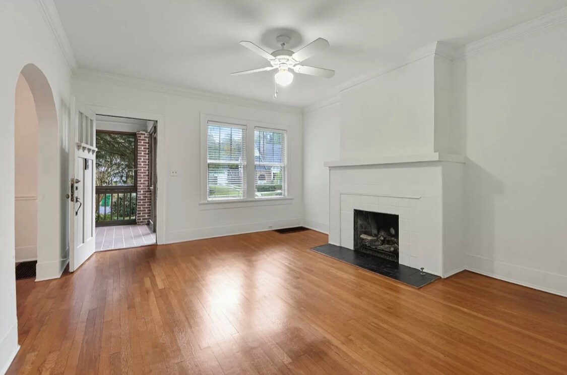 Entrada/Sala de estar - 466 Burlington Rd NE