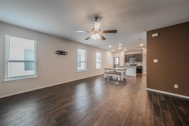 Building Photo - 561 Concho St