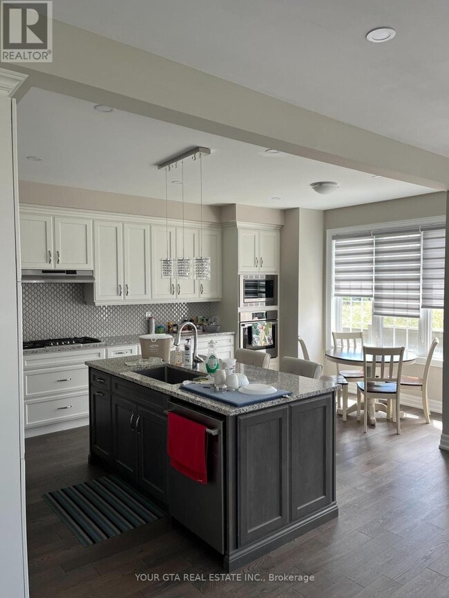 Building Photo - 102 Burnhamthorpe Rd E