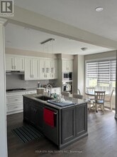 Building Photo - 102 Burnhamthorpe Rd E