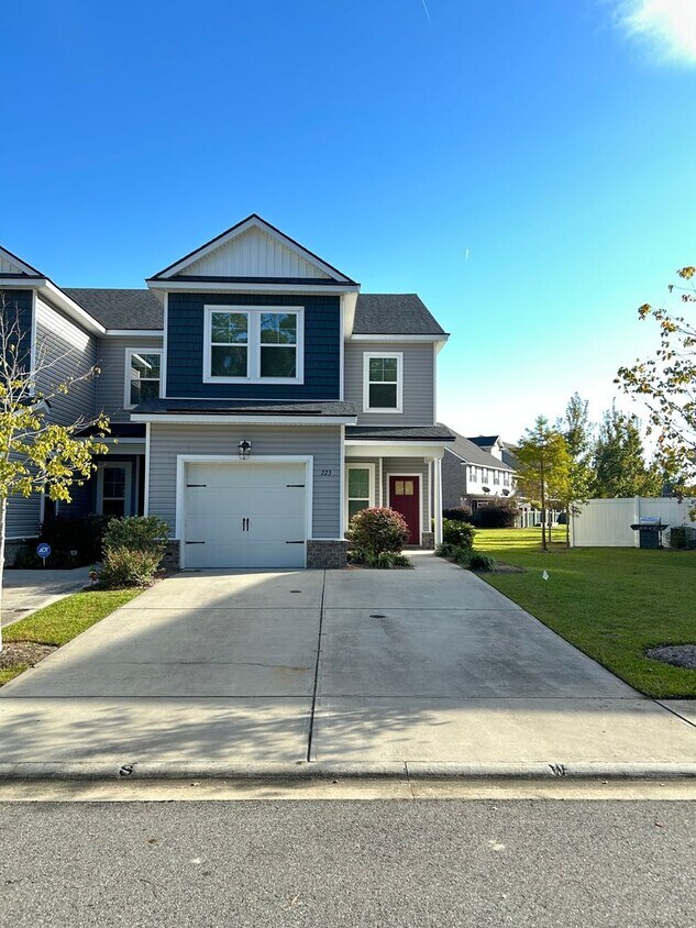 Foto principal - Spacious End Unit in Prime Location!