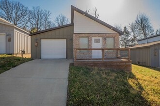 Building Photo - 136 S Woodsprings Dr
