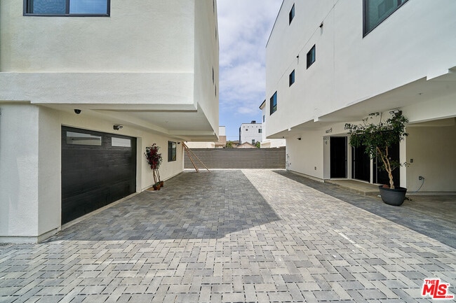 Building Photo - 603 W 41st Pl