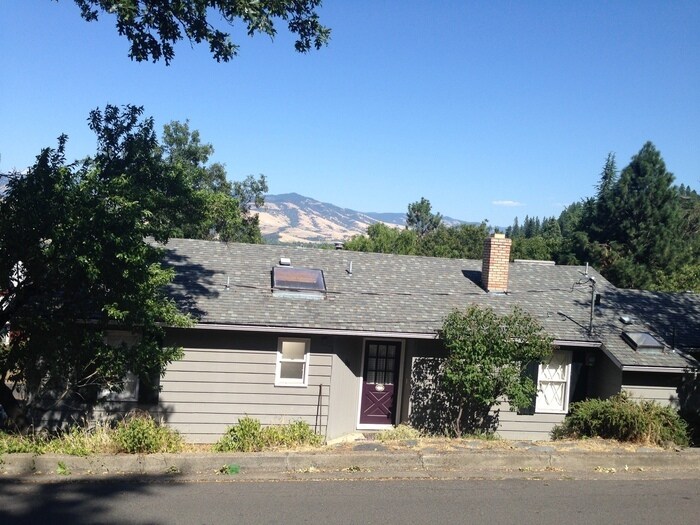 3 BD/2 Ba with amazing views and location House Rental in Ashland, OR