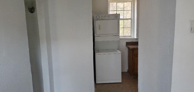 Building Photo - 3416 Wendelkin St