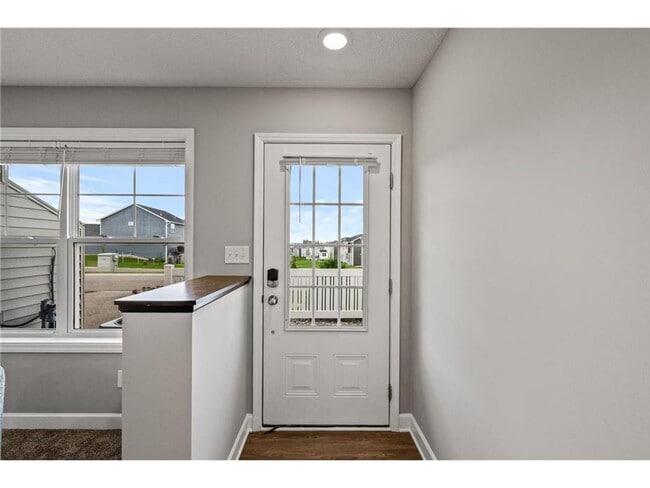 Building Photo - Beautiful Newer 3 Bed/2.5 Bath Townhouse- ...