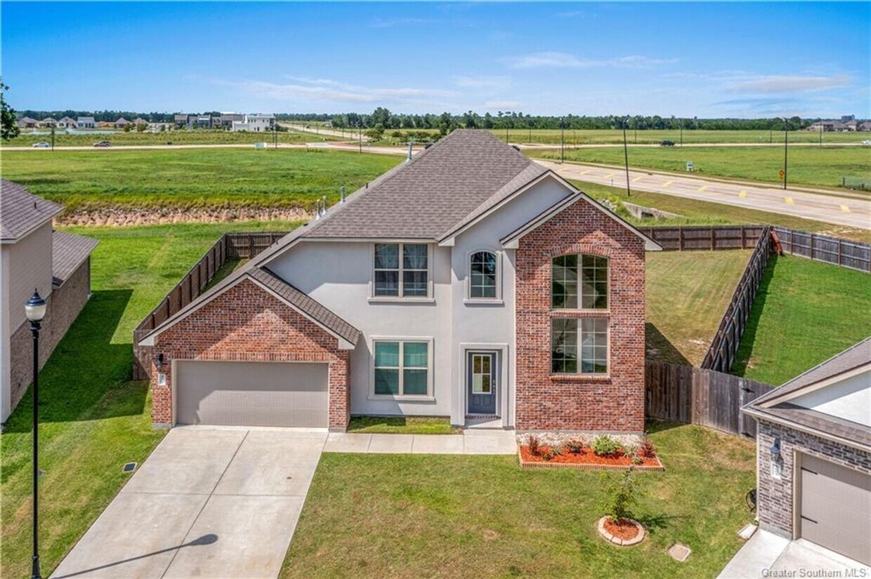Primary Photo - Beautiful Large Family Home!