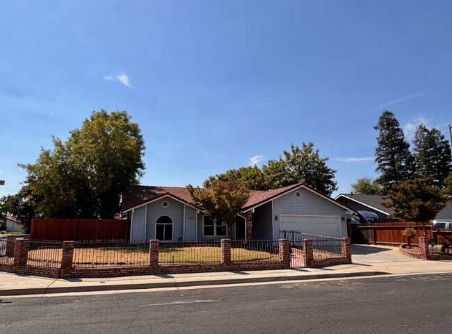 Building Photo - 2396 Menlo Ave