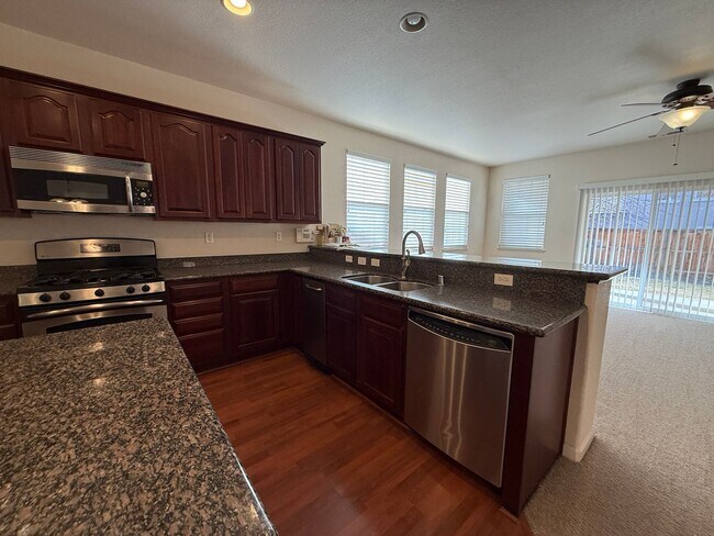 Foto del edificio - Beautiful single story 3 bedroom, 2 bath home with nearly 1900 sq ft of living space.