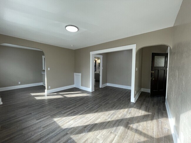 Building Photo - Broadway - 2816 - (Units I - L)