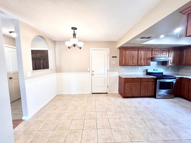 Foto del edificio - $2,195 Sierra & Clovis, 3 Bedroom - Paul A...