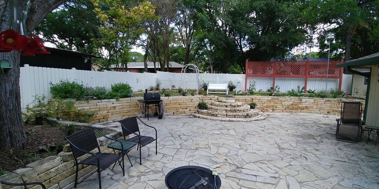 Foto del edificio - FOR LEASE!!