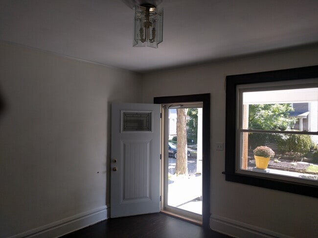 Living room - 254 E Gates St
