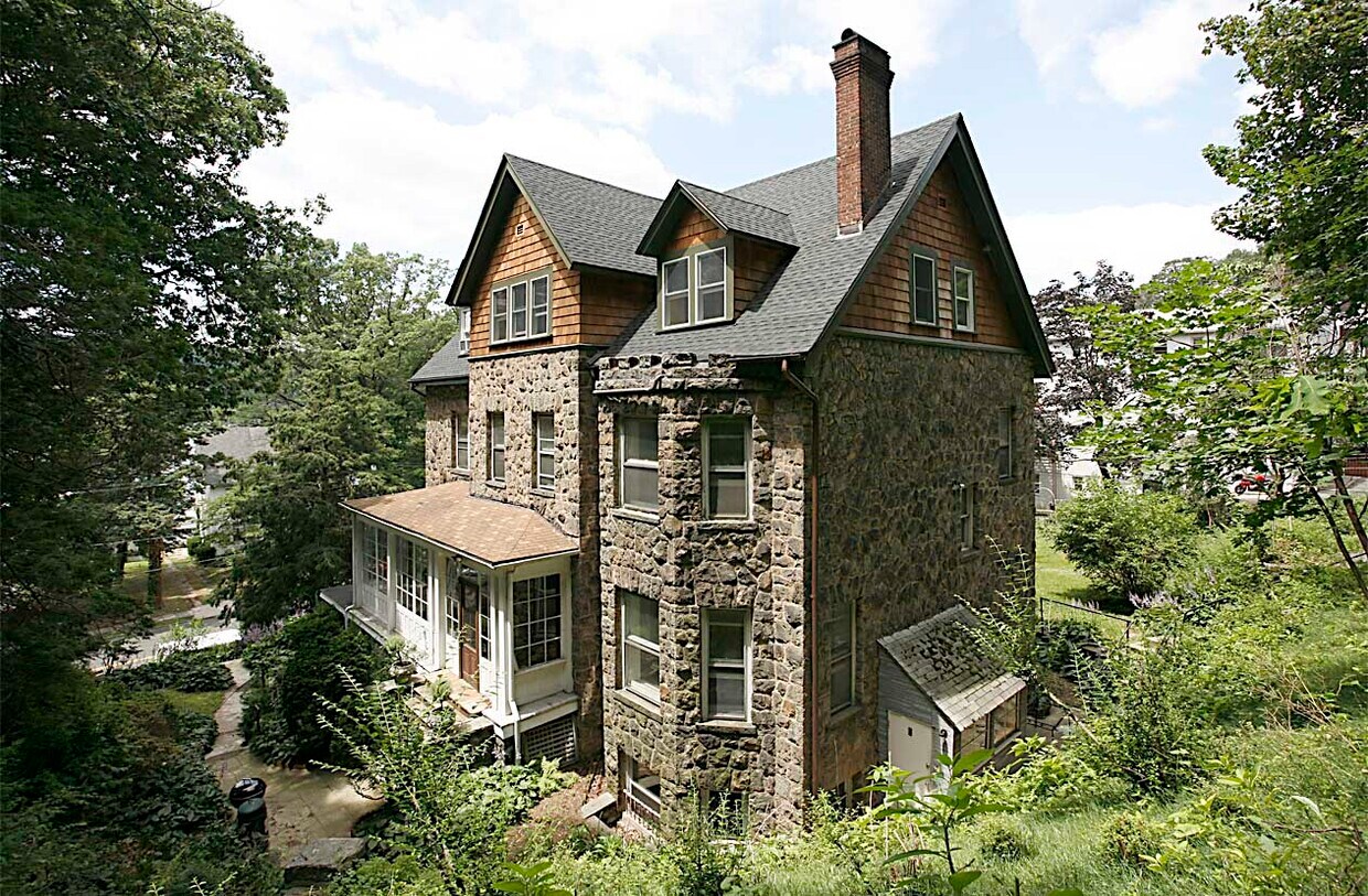 Exterior. The apartment is on the top floor. - 1178 Warburton Ave