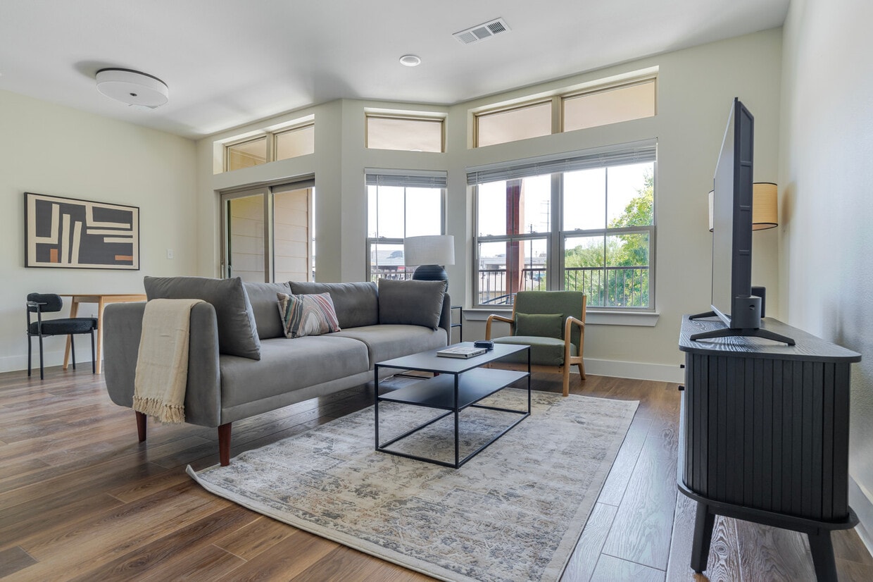 Foto principal - 1501 W Howard Ln
