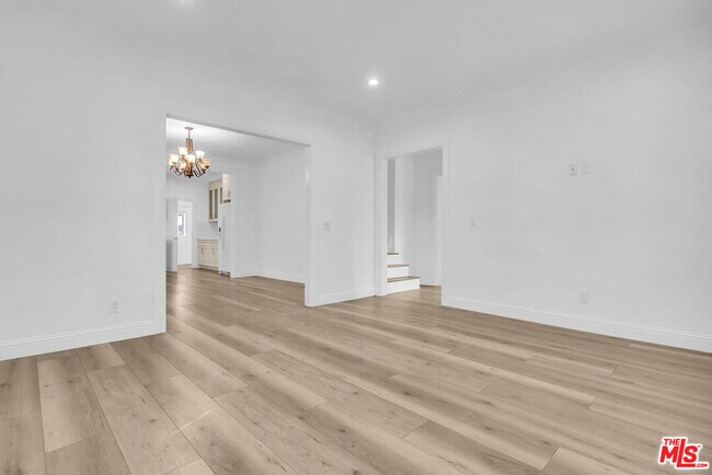 Foto del edificio - 261 W 43rd Pl
