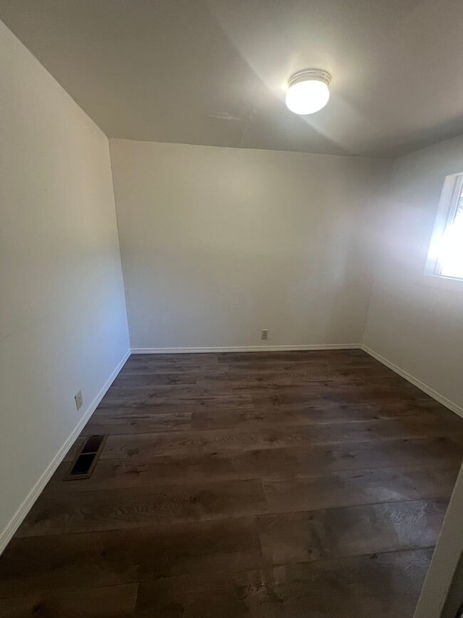 Building Photo - 2 Bedroom, 1 Bathroom Home with Bonus Room