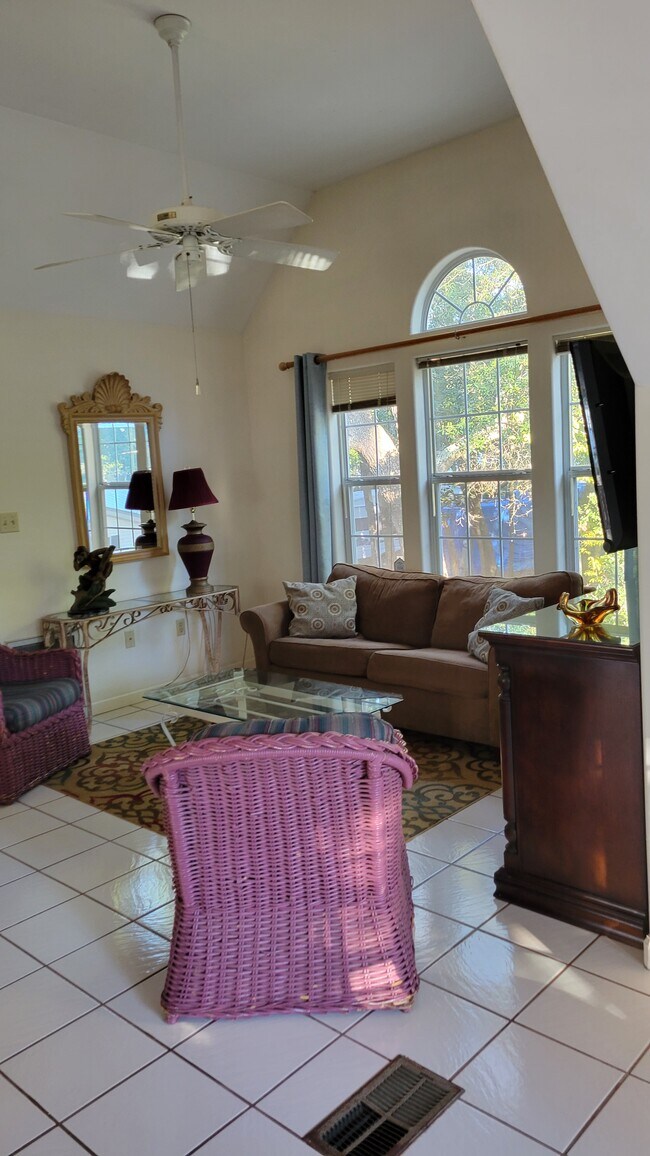 Living room - 759 Satsuma Rd