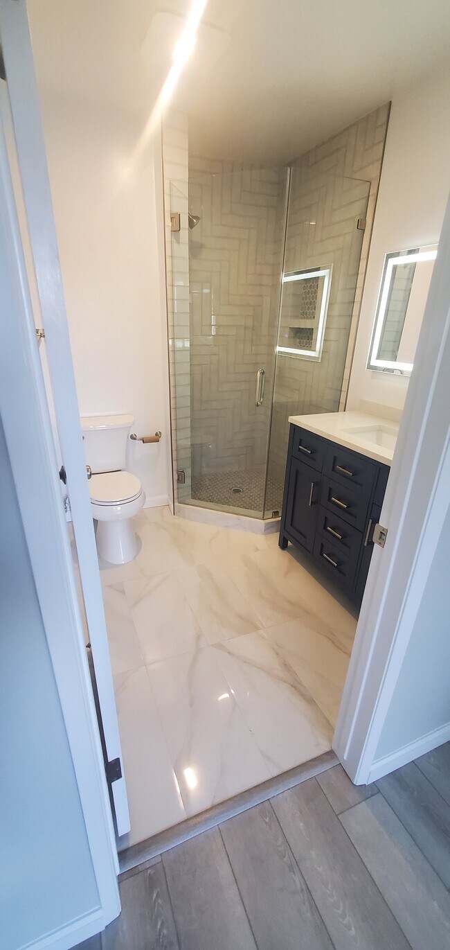 Bedroom 1 en suite bathroom - 11507 Moorpark St