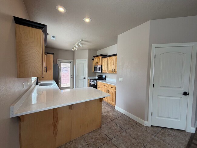 Building Photo - SPACIOUS TOWNHOME FOR RENT!