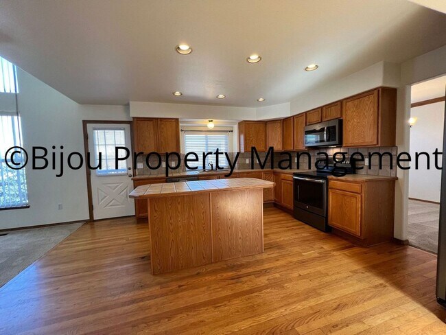 Building Photo - Stunning 4 Bed, 4 Bath!