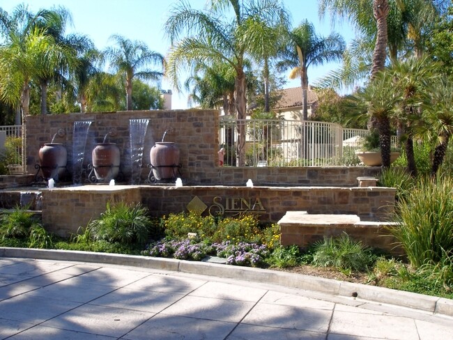 Building Photo - Beautiful 2-Bedroom Lower-Unit Condo in Sienna Villas of Valencia!