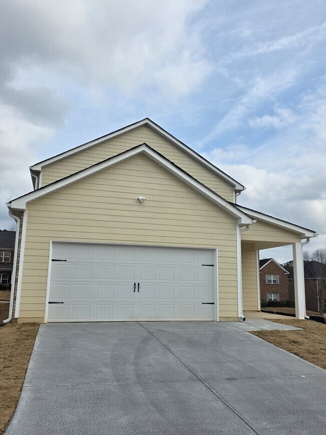 Building Photo - Welcome to your Gem Home!