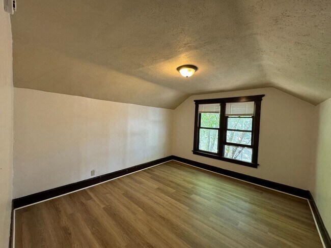 Foto del edificio - Everett Street Duplex