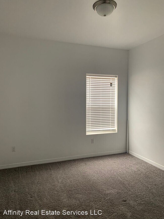 Building Photo - 4 br, 2 bath House - 401 N. Ash St.