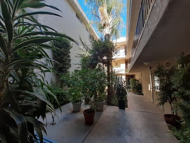 Foto del edificio - 15340 Vanowen St