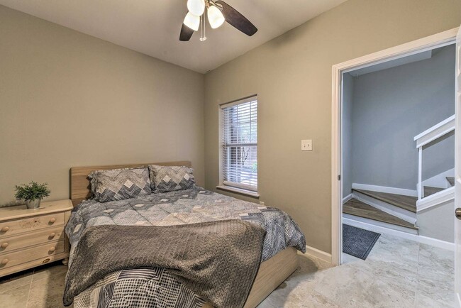 Building Photo - Lake Front Townhome with resort-like Views!