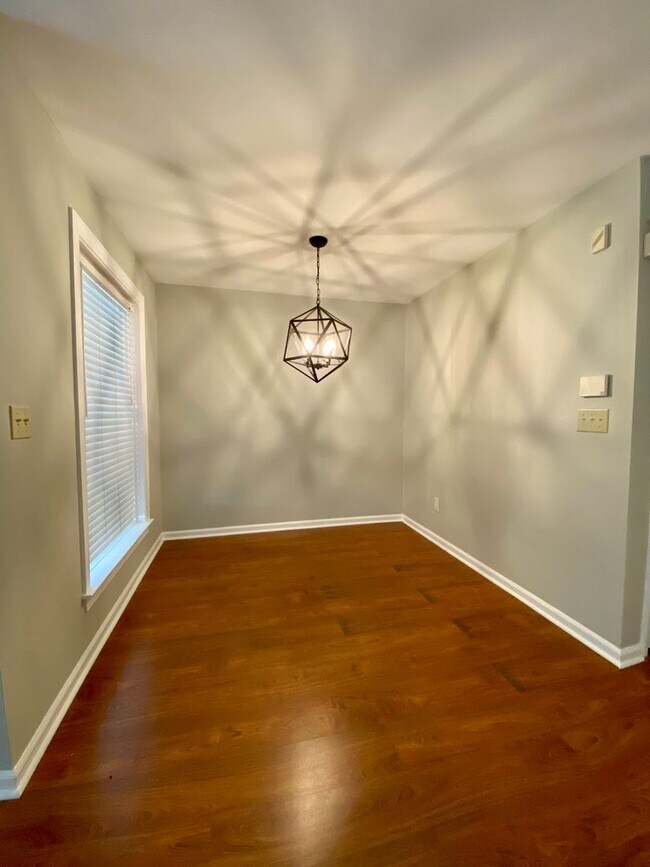 Building Photo - Ground Floor Apartment - Two Primary Bedrooms