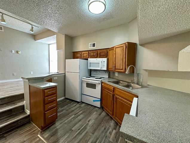 Foto del edificio - 9823 Summerwood Cir