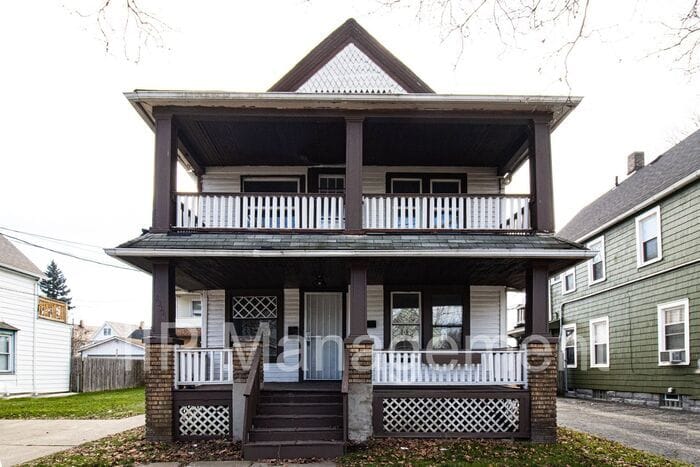 Primary Photo - 2 BEDROOM/1 BATH REMODELED UPSTAIRS UNIT