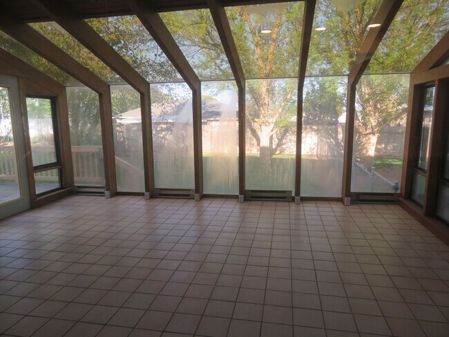 Foto del edificio - Huge Tri-Level Duplex