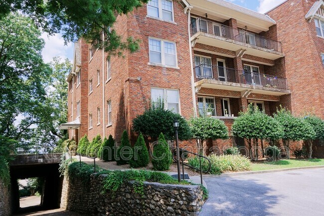 Foto del edificio - 190 N Crest Rd