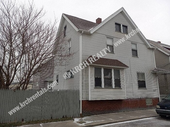 Foto principal - 3-Bedroom Home wth Attic and Basement