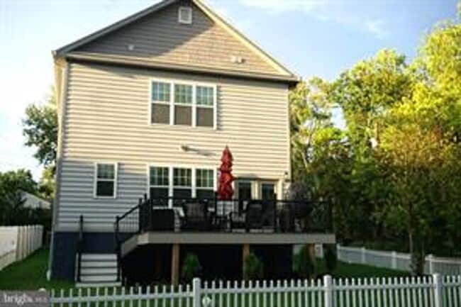 Building Photo - 208 Bryan Ave