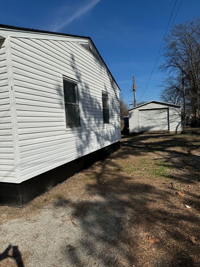 Building Photo - Remodeled 2 /1 in Truman