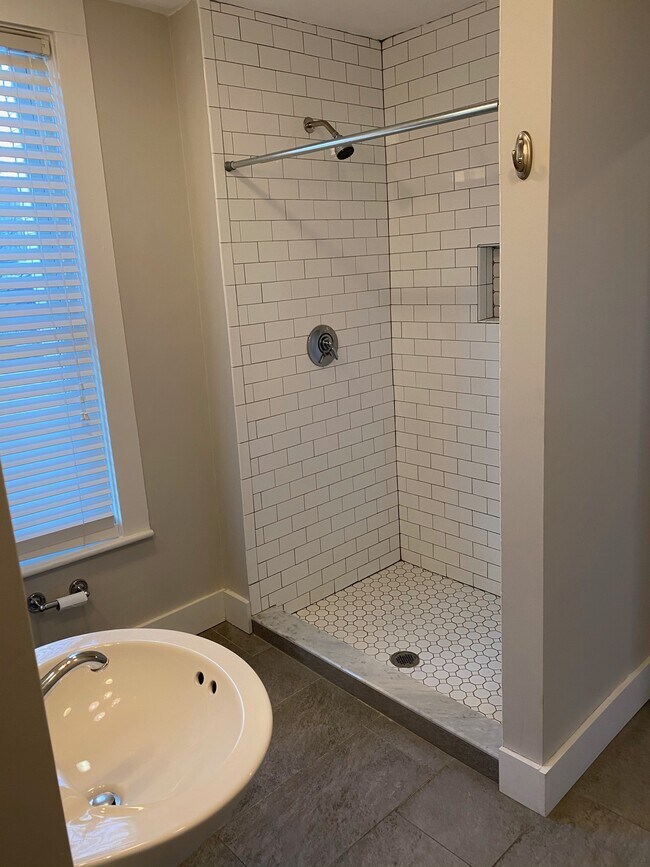 Baño - 3 Central St