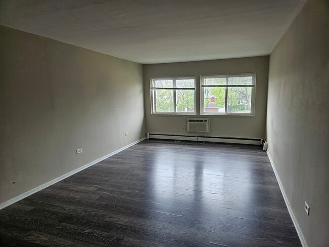 Building Photo - 655 Deepwoods Dr