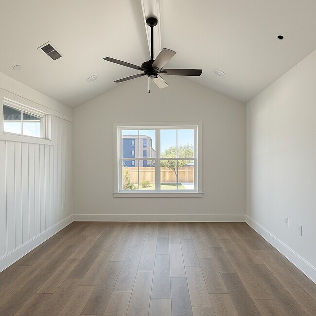 Building Photo - The Emerson at Commonwealth